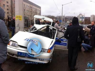 На Ильинке машина ГАИ врезалась в столб