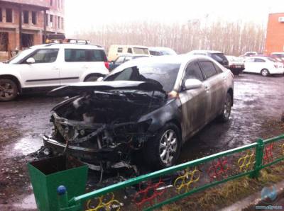 Тойоту Камри сожгли на Запорожской этой ночью